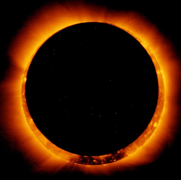 Mặt trăng che gần kín Mặt trời tạo nên vòng lửa được kính thiên văn của Nhật - Mỹ chụp lại ngày 4/1/2011.