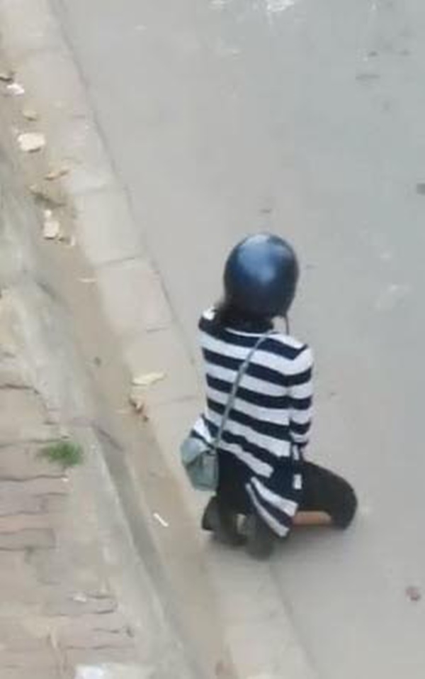 Và hình ảnh cô gái quỳ gối giữa đường khiến nhiều người ngạc nhiên vô cùng.