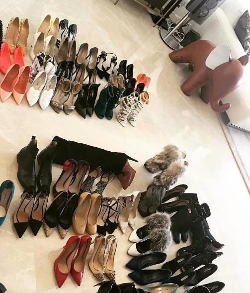 Mỗi cô nàng thường sở hữu cả trăm đôi giày hàng hiệu trong tủ đồ của mình.