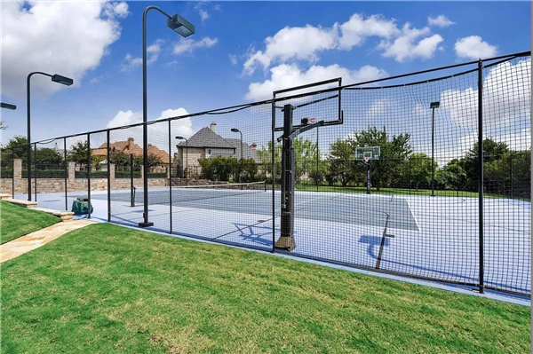 Sân quần vợt thảm xanh dương có thể được chuyển thành sân bóng rổ.