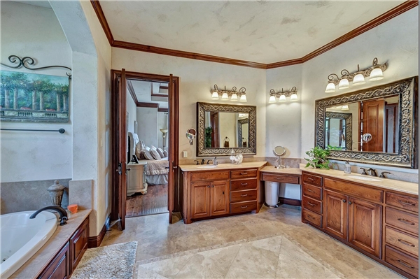 Phòng tắm với ba bồn rửa mặt và ba chiếc gương lớn chạm trổ tinh vi