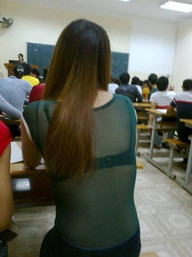 Bạn gái có biết, kiểu áo này khiến người khác "phân tâm" đến mức nào không. Sẽ chẳng chuyên chú mà học hành được nữa. 
