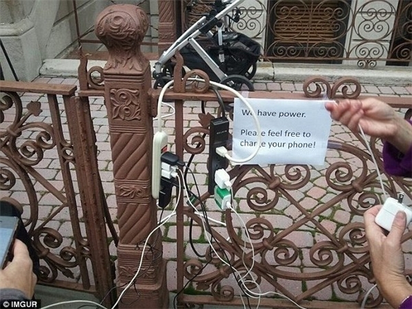 Sau trận bão Sandy năm 2012 tại Mỹ, một người tốt bụng đã nối ổ cắm điện ra trước cổng để những người đang cần có thể sạc điện thoại của họ.