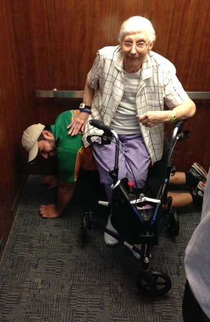 Chàng thanh niên không ngại lấy lưng làm ghế cho cụ già trong thang máy.