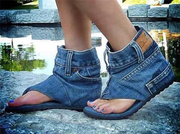 Nếu không còn mặc chiếc quần jeans nữa thì cũng đừng vội vứt đi nhé, chúng cũng có tác dụng trở thành giày dép đấy!
