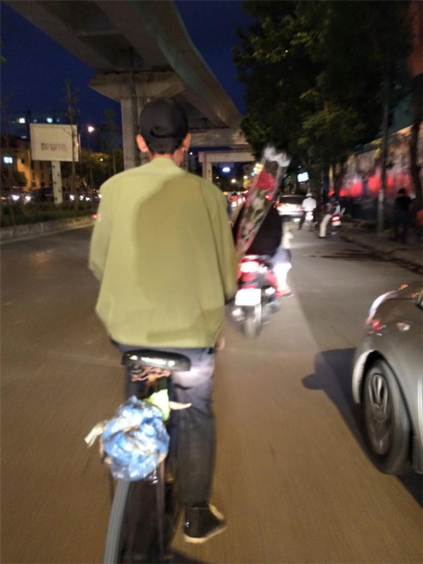 Ngày 20/10/2016, cư dân mạng cũng đã từng rất cảm động với hình ảnh người đàn ông đạp chiếc xe cà tàng mua hoa hồng tặng vợ. (Ảnh: H.P)