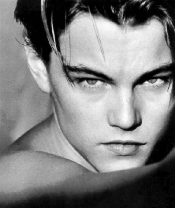Gương mặt góc cạnh, sỗng mũi cao, đôi mắt sâu hun hút đậm chất phương Tây hòa lẫn vẻ đẹp thư sinh có phần "baby" của Leonardo DiCaprio.