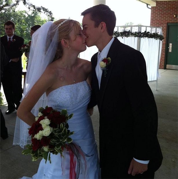 Đôi vợ chồng trẻ trao nhau nụ hôn hạnh phúc trong ngày hôn lễ.
