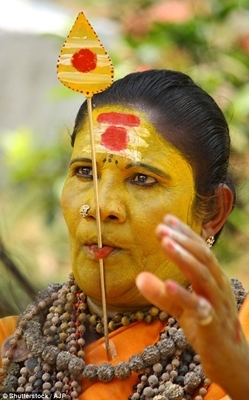 Xỏ môi của phụ nữ Ấn Độ 