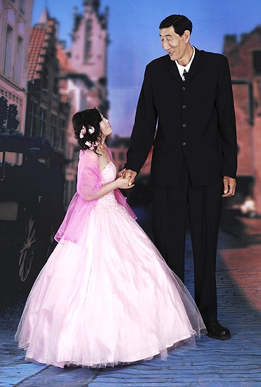 Dù bị gia đình phản đối nhưng cô gái trẻ vẫn lấy người chồng cao nhất thế giới.
