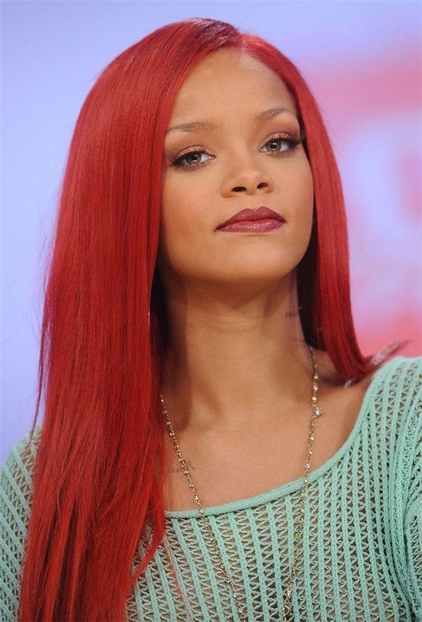 4. Nữ ca sĩ cá tính Rihanna thu về số tiền 75 triệu USD (khoảng 1.730 tỉ đồng) nhờ loạt bản hit lẫn hợp đồng với các thương hiệu danh tiếng.