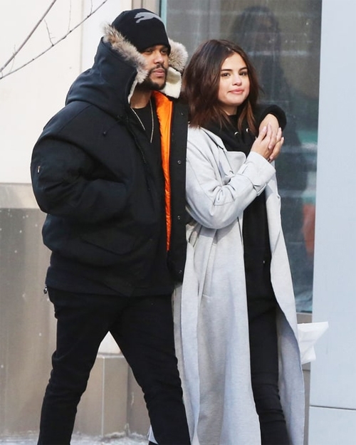 Selena và The Weeknd cực kì tình cảm ngoài phố.