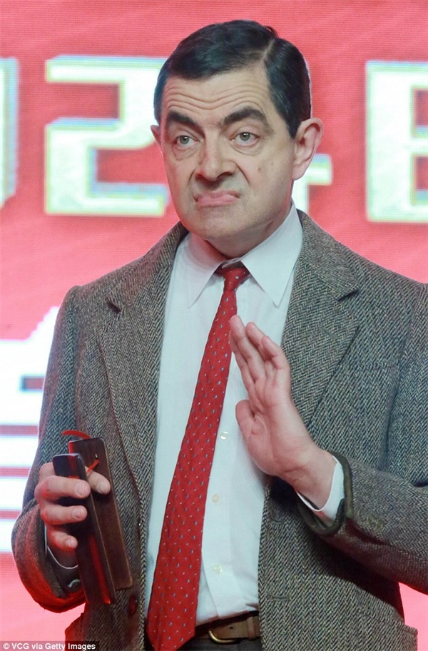 Tuy nhiên, bước sang tuổi 62, gương mặt Rowan Atkinson đã có nhiều dấu vết thời gian với những nếp nhăn của tuổi tác. (Ảnh: Getty).