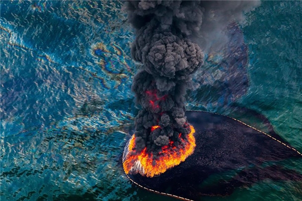 Một vụ nổ dàn khoan khai thác dầu trên biển. (Ảnh: Internet)