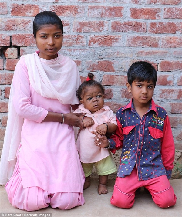 Chàng trai đến từ Punjab bên cạnh hai người em của mình. Những đứa trẻ này may mắn không mắc phải căn bệnh tuyến giáp như Manpreet.