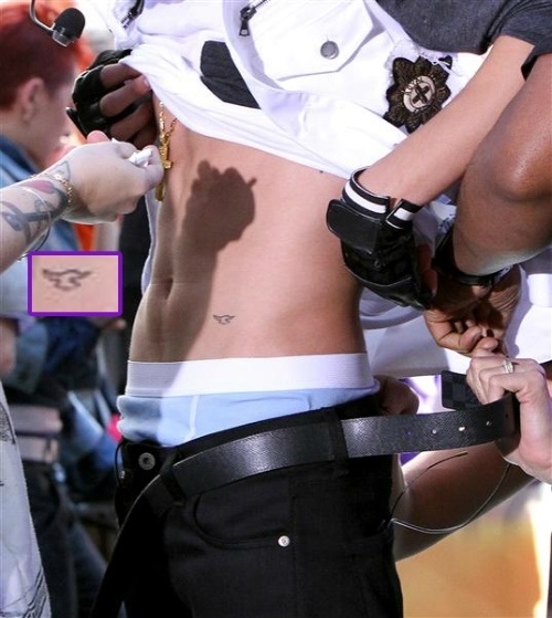 Justin Bieber thoát y khoe ngực trần và hai hình xăm khủng mới tậu