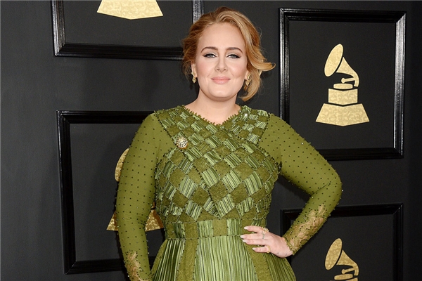 Adele chinh phục khán giả bằng giọng hát đầy nội lực và khả năng hát live tuyệt đỉnh.