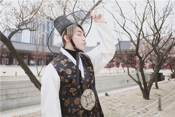 Kết quả hình ảnh cho Sơn Tùng M-TP diện trang phục truyền thống Hàn Quốc