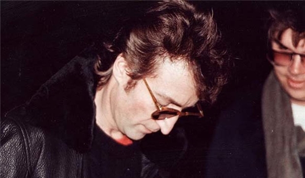 Bức ảnh về huyền thoại âm nhạc John Lennon được chụp chỉ vài phút trước khi ông bị Mark David Chapman – người đàn ông bên góc phải tấm ảnh – bắn chết.