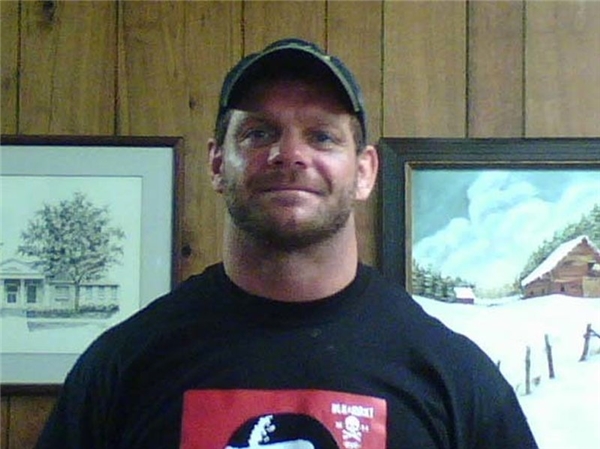 Bức ảnh của đô vật chuyên nghiệp Chris Benoit do bác sĩ tâm lý của ông chụp ngay vào ngày ông sát hại vợ mình. Vài ngày sau, ông giết con trai và tự sát.