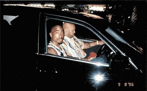 Còn đây là bức ảnh được cho là cuối cùng của rapper Tupac Shakur, được ghi lại trước khi một chiếc xe ô tô chạy ngang qua và bắn ông chết ngay tại chỗ.