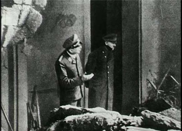 Adolf Hitler đang xem xét một khu bị bom phá hủy. Hai ngày sau khi bức ảnh này được chụp, tên độc tài phát xít chết.