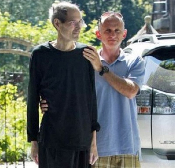 Không thể quên hình ảnh trong những ngày cuối đời của thiên tài Steve Jobs, khi ông gầy rộc đi vì chiến đấu với căn bệnh ung thư tuyến tụy.