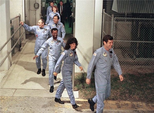 Phi hành đoàn tàu con thoi Challenger không giấu được vẻ háo hức khi nối đuôi nhau bước lên con tàu vào ngày 28/1/1986. Họ đâu ngờ rằng họ đang bước vào cửa tử.