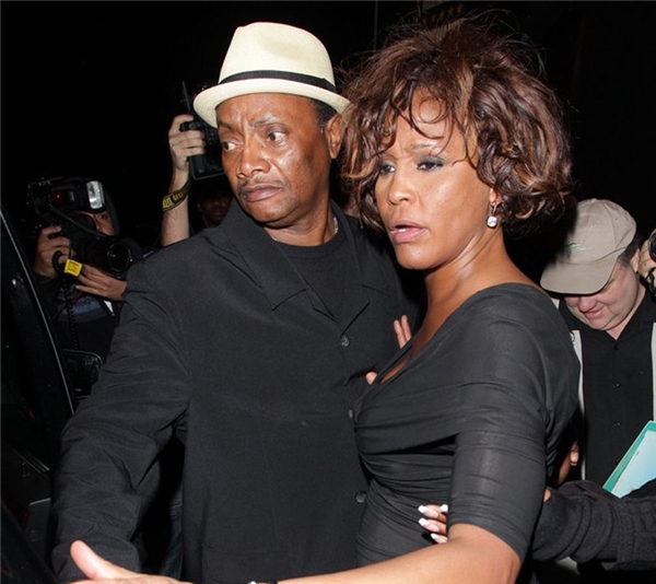 Bức ảnh này chụp nữ danh ca Whitney Houston bước ra từ một hộp đêm ngay vào cái đêm bà qua đời.