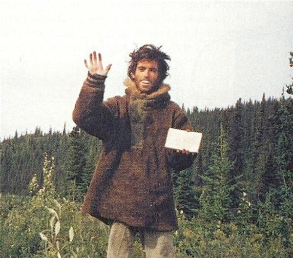 Bức ảnh cuối cùng của kẻ lang thang nổi tiếng người Mỹ Chris McCandless trước khi anh mất mạng tại vùng hoang dã ở Alaska vào năm 1992.