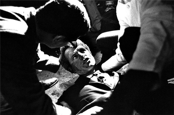 Hình ảnh ám ảnh và đau lòng giây phút cựu Thượng nghị sĩ Hoa Kỳ Robert Kennedy ngã xuống do một phát súng vào đầu trong buổi diễu hành ngày 5/6/1968.