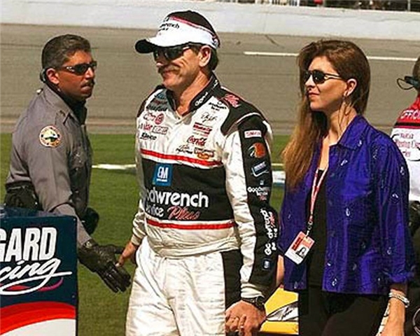 Đây là Dale Earnhardt – một tay đua NASCAR lừng danh – bước ra đường đua để thực hiện cuộc đua cuối cùng của mình.