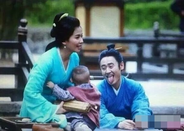 Nam diễn viên Ngô Tú Ba chỉ là đang chọc cười cho cậu "con trai" thôi mà. Nam diễn viên Ngô Tú Ba chỉ là đang chọc cười cho cậu "con trai" thôi mà.