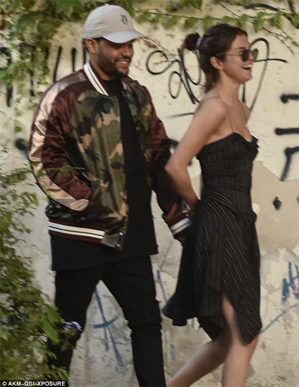 Sau gần 3 tháng công khai, Selena Gomez và The Weeknd ngày càng tình cảm hơn khi thường xuyên “tay trong tay” hẹn hò.