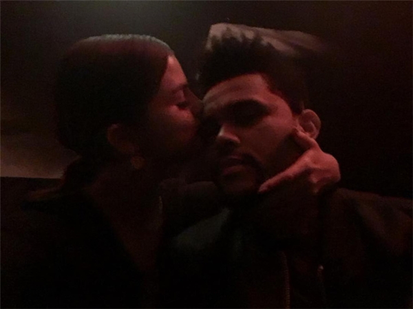 The Weeknd đăng tải trên mạng bức ảnh đầu tiên với Sel, có thể thấy anh cũng cực kì nghiêm túc với mối quan hệ này.