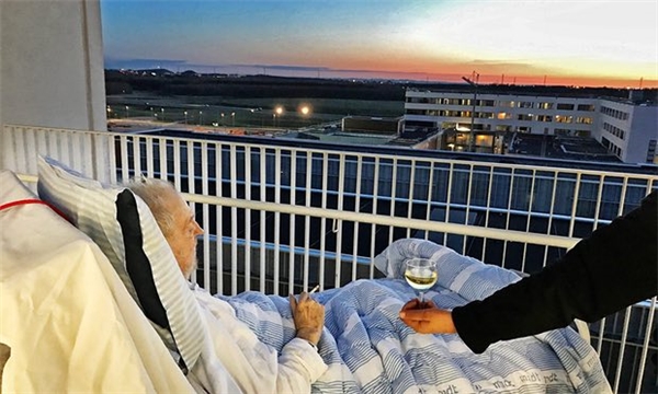 Hình ảnh ông Carsten Flemming Hansen ngắm mặt trời lặn trên giường bệnh. (Ảnh: @aarhusuniversitetshospital)