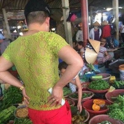 Chiếc áo ren xanh nõn chuối kết hợp cùng quần đỏ khiến ông bố trẻ nổi bần bật giữa chợ.