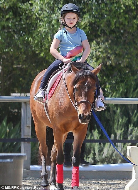 Harper cực đáng yêu và sành điệu trong chiếc áo xanh nhạt thoải mái in hình cầu vồng cùng chiếc quần cưỡi ngựa màu xanh navy.
