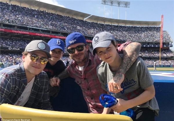 Trong khi Vic bận rộn tung bộ sưu tập mới, David cùng ba con trai Brooklyn, Romeo và Cruz cùng nhau đi xem bóng chày.