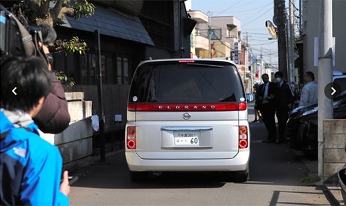 Chiếc ô tô của nghi phạm cũng được mang về trụ sở. (Ảnh: Asahi Shimbun)
