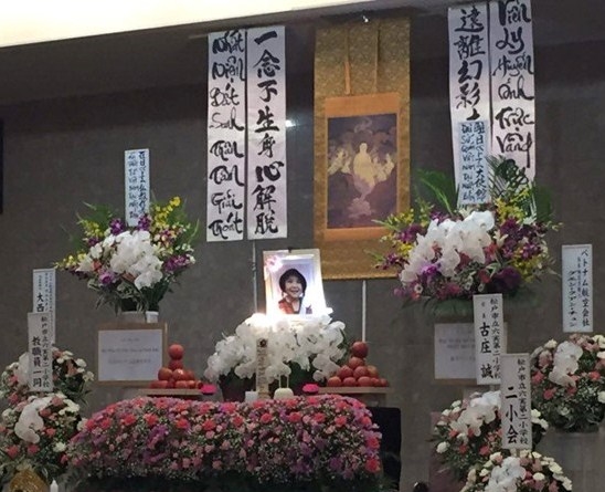 Bàn thờ Nhật Linh trong lễ cầu siêu tại Nhật Bản. (Ảnh: Internet)