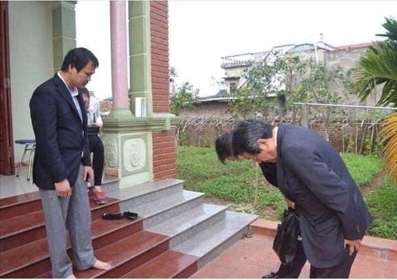 Cái cúi đầu xin lỗi và chia buồn của Đại sứ Nhật Bản tại việt Nam với người thân của em Nhật Linh. (Ảnh: Internet)