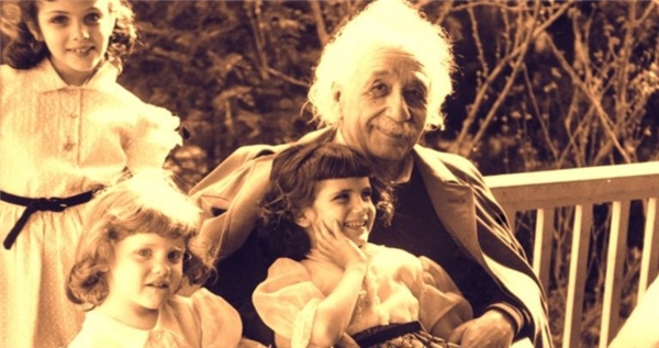 Einstein và các con mình. Ảnh qua: Pahoo.az