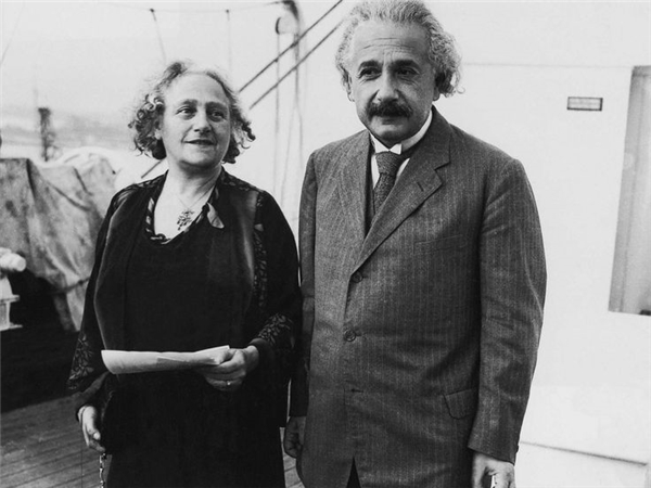 Albert Einstein và vợ Elsa Lowenthal. Ảnh: Pinterest