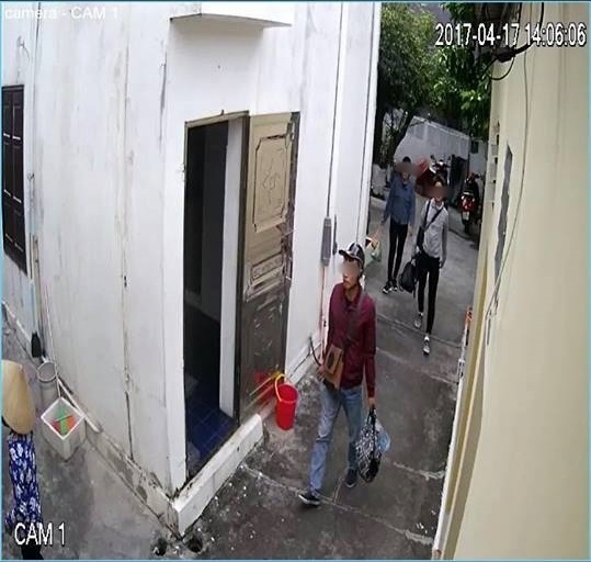 Hình nhóm thanh niên quỵt tiền, trộm đồ rồi bỏ trốn được camera ghi lại được.