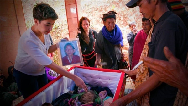 Ngôi làng ở Indonesia nơi gia đình người chết bày tỏ sự tưởng nhớ bằng việc giữ xác trong nhà