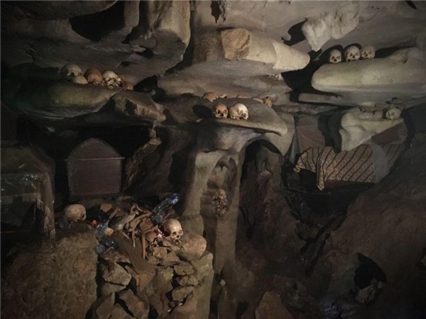  Những người chết được chôn trong các hang động chứ không phải dưới đất.