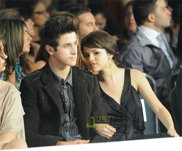 Selena Gomez và David Henrie từng bị đồn yêu nhau.