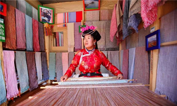 .
Ngoài những công việc gia đình, phụ nữ Mosuo còn dệt vải, làm quà lưu niệm để bán cho khách du lịch.
