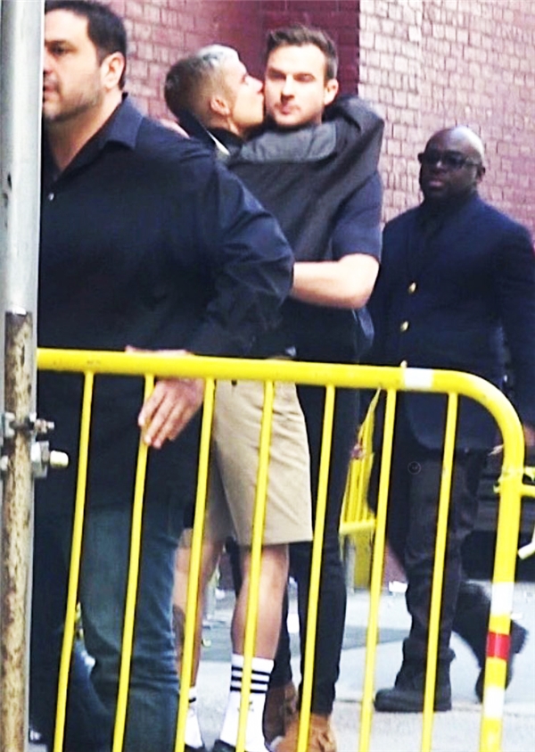 Justin đã ôm hôn Mục sư Rich Wilkerson khi rời khỏi nhà thờ.